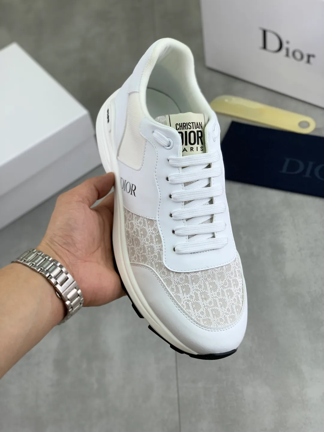 Men's shoes 💰P420 New Dior Chrono 2025 new product B30 series, in white and black fly woven series, decorated with computer-printed CD logo on both sides, star patch on the tongue and Dior logo on the heel, many details highlight the style. The interior is matched with the original color matching mesh, and the interior of the body is supported by low-temperature shaping sheets, and is filled with light feather cotton to keep the interior full and soft against the feet. The exclusive open-molded outsole adopts a one-piece molding process, so there is no need to worry about problems such as the opening and falling of sole decorative accessories. It is light and comfortable to wear, yet strong and wear-resistant. The two-color shoelaces are accessorized with exquisite metal five-pointed star pendants, creating a high-end, trendy and casual look at all times. Color: white black blue code number: 38-44 (45 customized)
